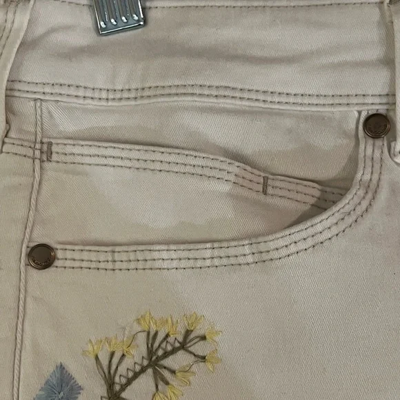 Women's white Bandolino Lizbeth curvy crop floral blouse print Embroidered Jeans - Picture 8 of 16